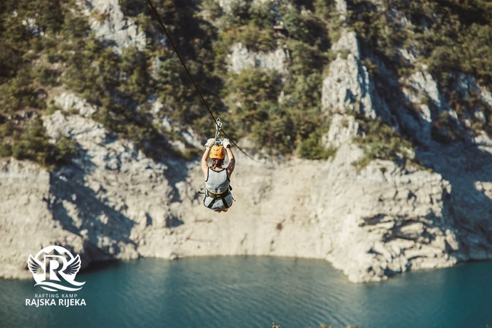 Zip line poletite iznad veličanstvenog Pivskog jezera