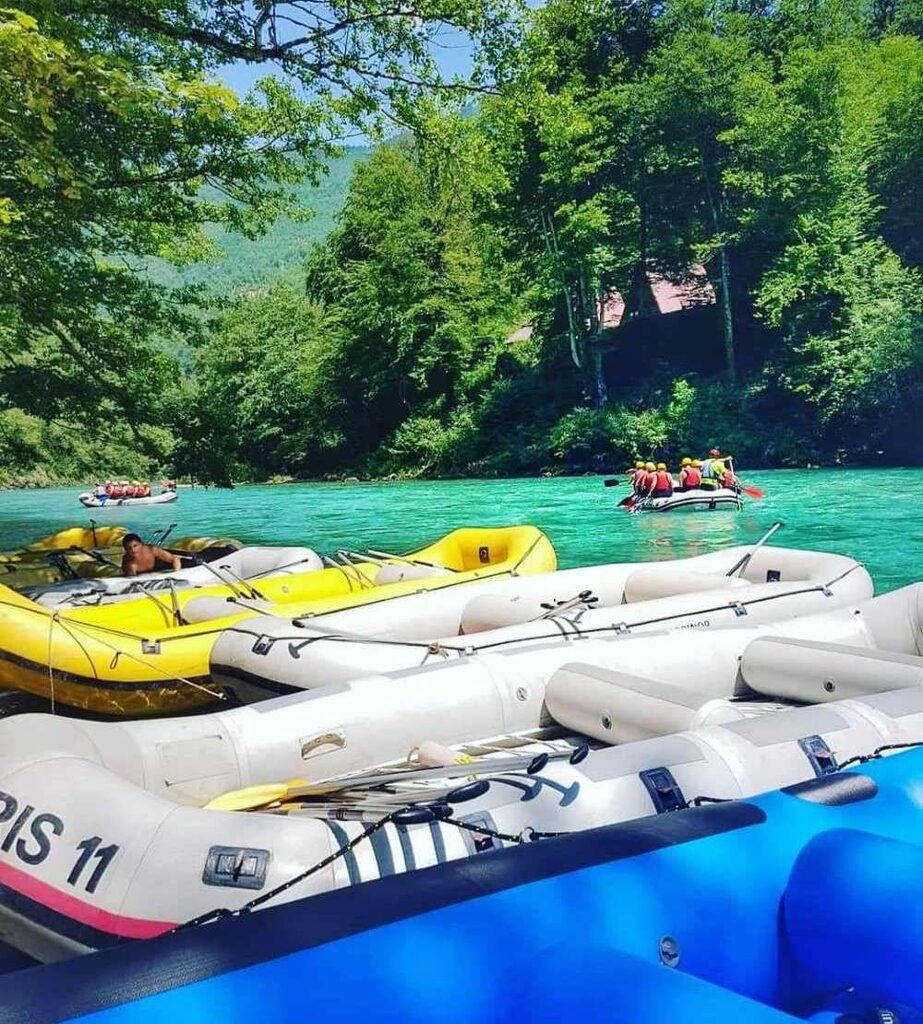 Rafting čamac nije običan gumeni čamac. On je projektovan kao ploveća platforma za nestabilne i snažne tokove, sa konstrukcijom koja kombinuje elastičnost i izdržljivost.