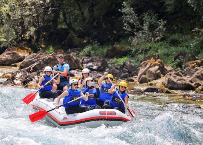 Tara-rafting-za-grupe-Sjajna-avantura-i-uštede