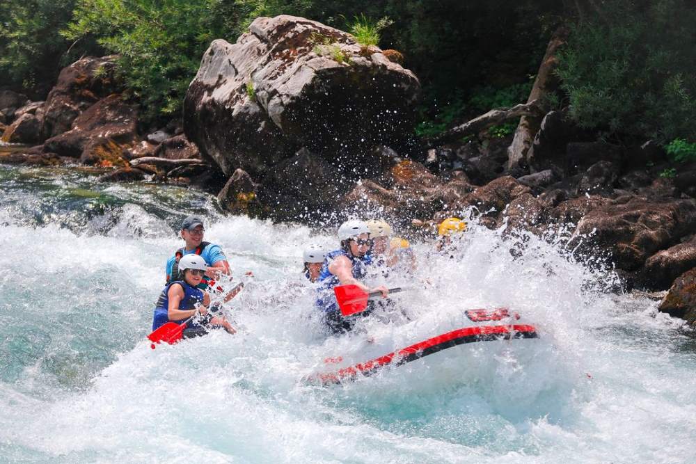Postoje iskustva koja te promene. Rafting na Tari je jedno od njih