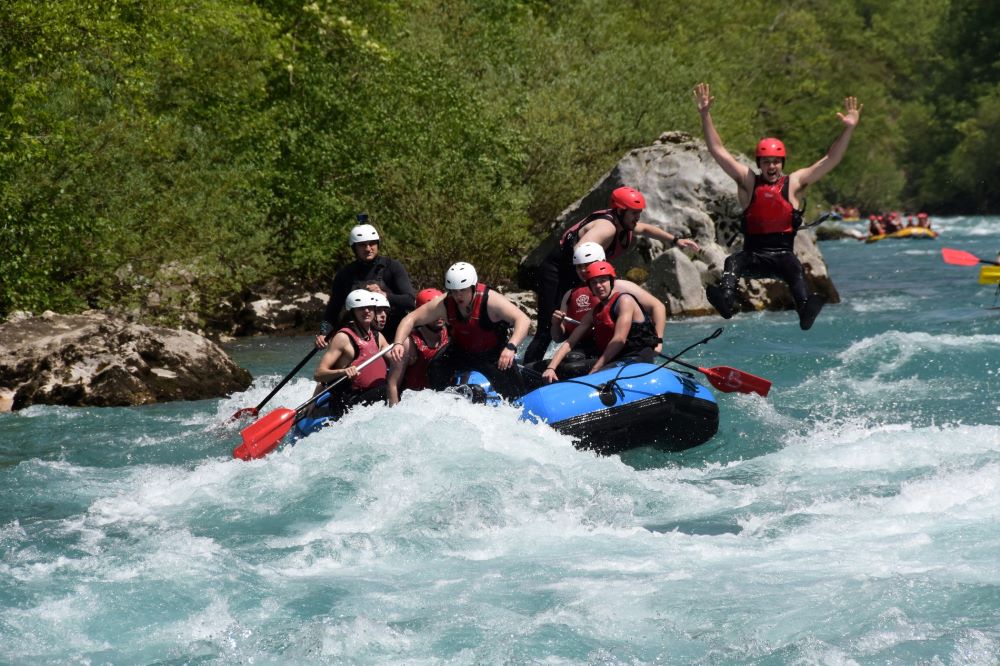 Postoje iskustva koja te promene. Rafting na Tari je jedno od njih