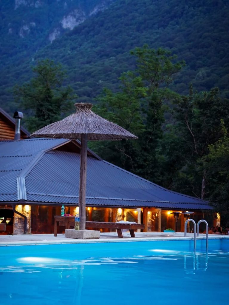 Rafting na Tari i večeri uz muziku uživo - zašto su žurke kod nas tradicija