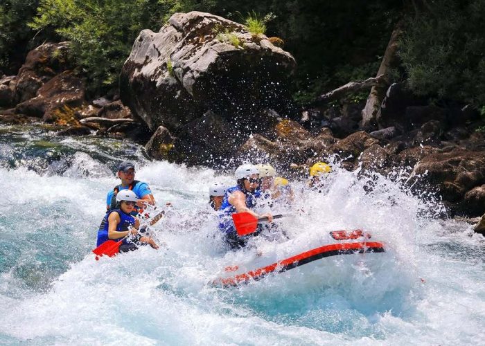 Kako vođene rafting na Tari ture mogu pomoći da se strah pretvori u uživanje