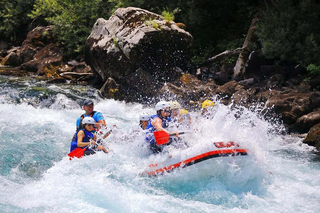 Kako vođene rafting na Tari ture mogu pomoći da se strah pretvori u uživanje