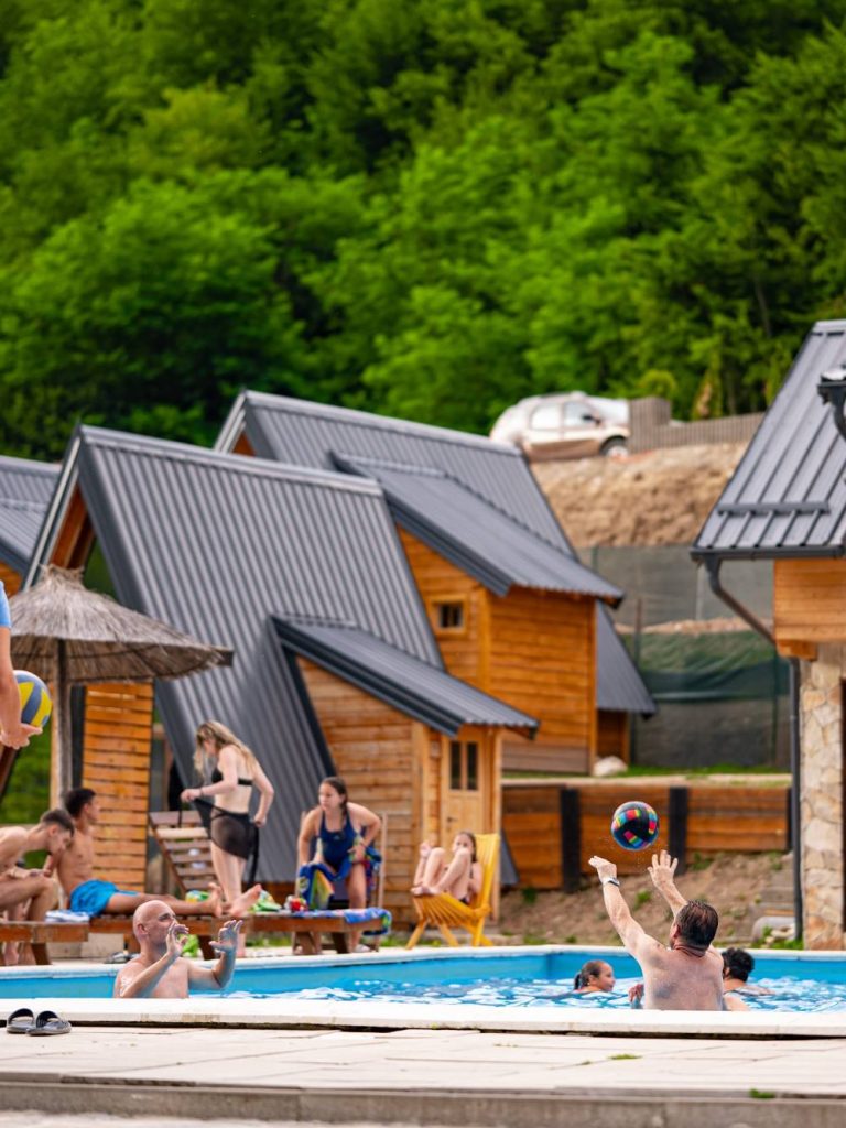 Rafting na Tari smeštaj – šta dobijaš kada rafting spojiš sa pravim odmorom u kampu Rajska rijeka?